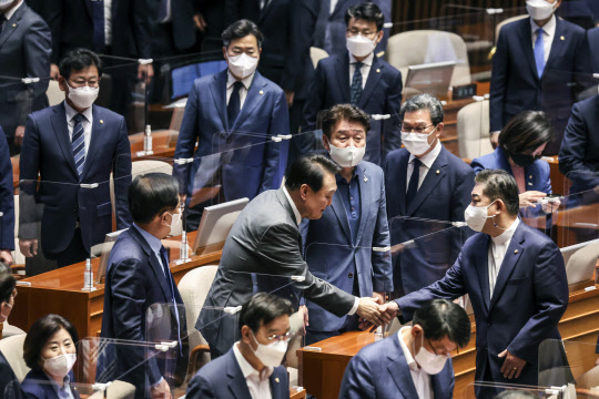 윤석열 대통령이 16일 국회 본회의에서 추가경정예산안 시정연설을 마친 뒤 민주당 의원들과 인사하고 악수를 나누고 있다. 국회사진기자단=연합뉴스